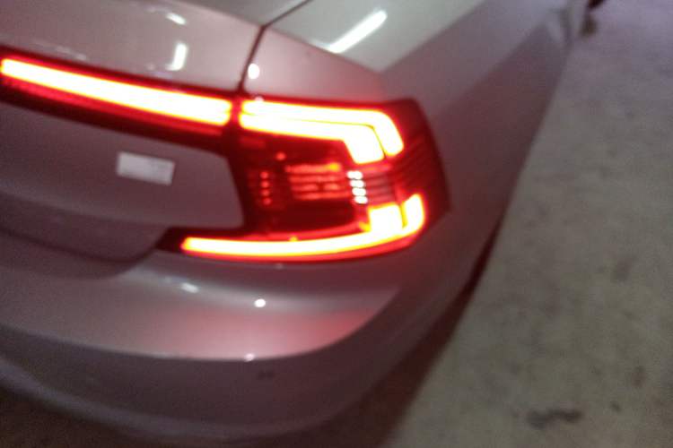 Used Volvo S90 New Energy 2023 T8 Plug-in Hybrid All-Wheel Drive Long-Range Zhiyi Luxury Edition Exterior 3