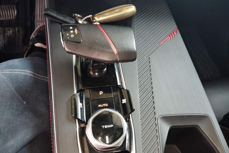 Used CHANGAN OSHAN Z6 2022 Blue Whale 1.5T DCT Smart Edition Gear Lever