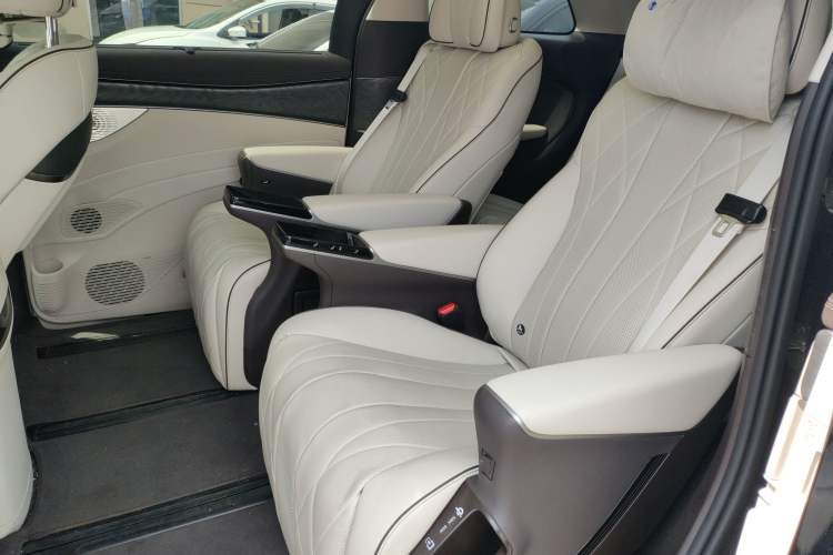 Used Denza D9 2024 DM-i 1050 Luxury Model
