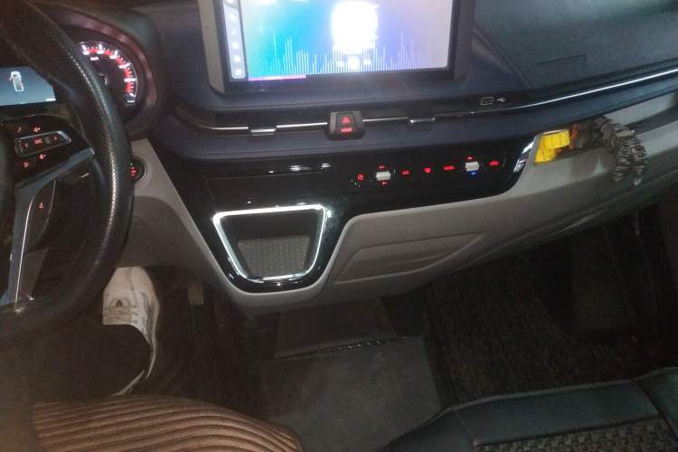 Used SAIC MAXUS Xintu V90 2024 ZhiJie 2.0T Automatic Front-Wheel-Drive Short Wheelbase Mid-Height Design with Single Rear Tire—5/6 Seater