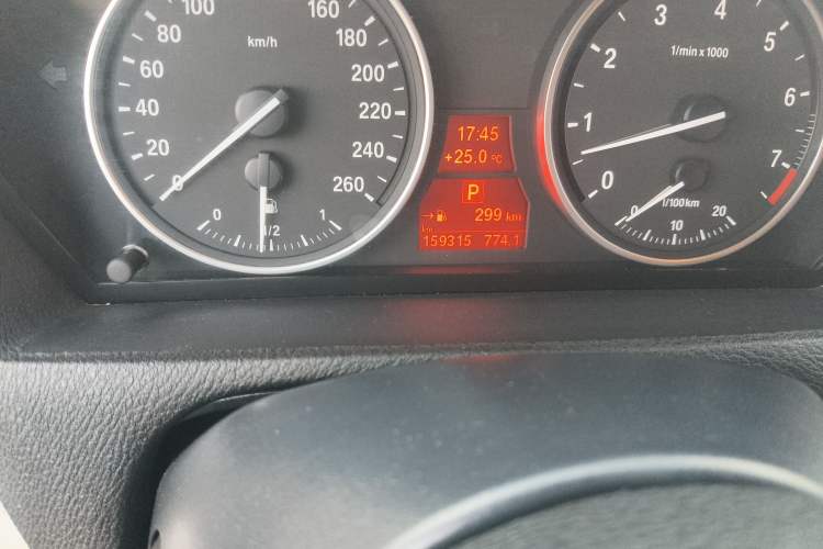 Used BMW X5 2013 xDrive35i Leading Model Odometer Close Up