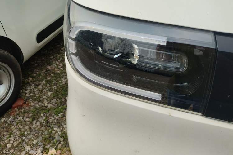 Used SAIC MAXUS Dana V1 2025 V1+ Long Wheelbase Low-Roof Multi-Function Version (62 kWh) Right Front Headlight