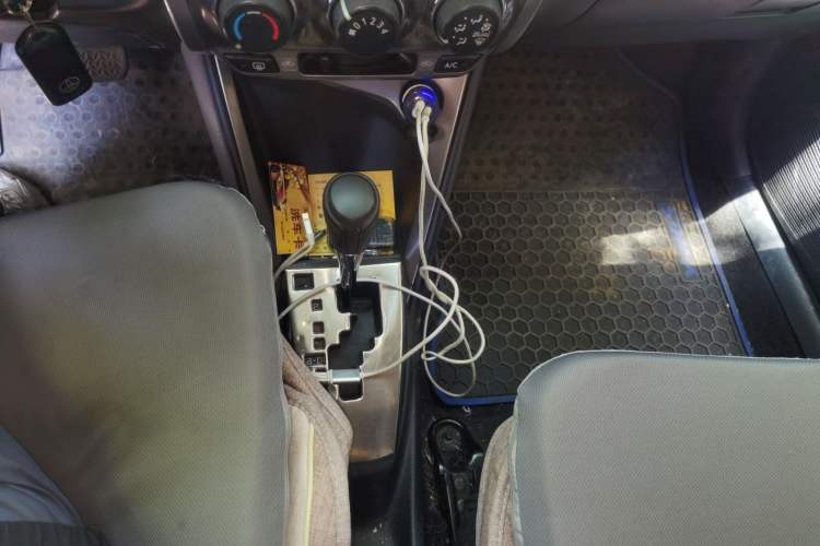 Used Toyota YARiS L Zhi Xuan 2015 1.5E Automatic Charm Edition Gear Lever