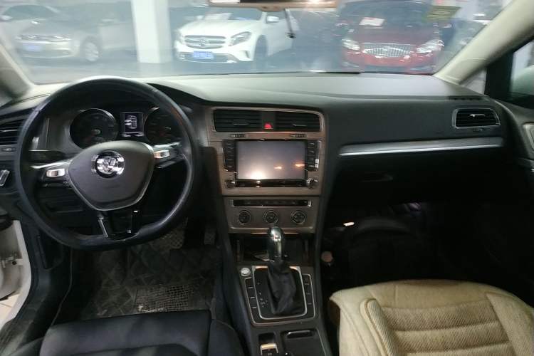 Used Volkswagen Golf 2015 1.4TSI Automatic Luxury Model Center Console