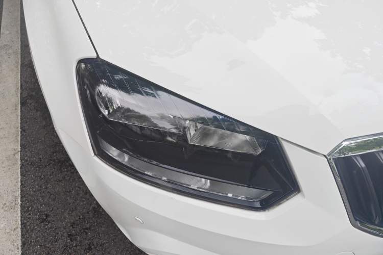 Used Skoda Yeti 2014 1.4TSI DSG Explorer Edition Right Front Headlight