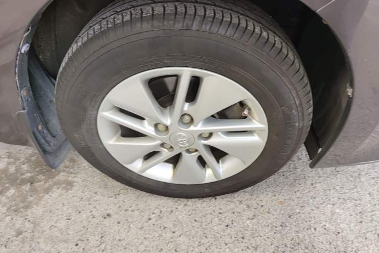 Used Toyota Corolla 2014 1.6L CVT GL Right Front Wheel Hub