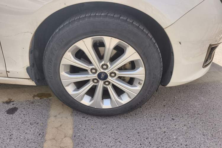 Used Ford Escort 2015 1.5L Automatic Fashion Model Right Front Wheel Hub