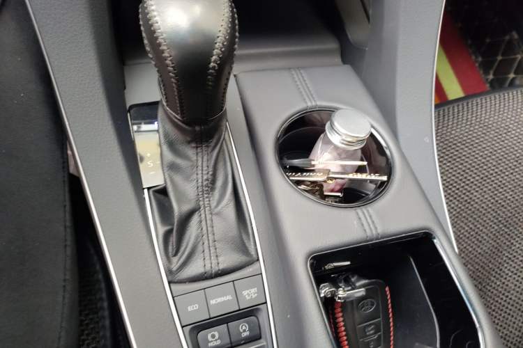 Used Toyota Avalon 2019 2.5L Ambition Version China VI Standard Gear Lever