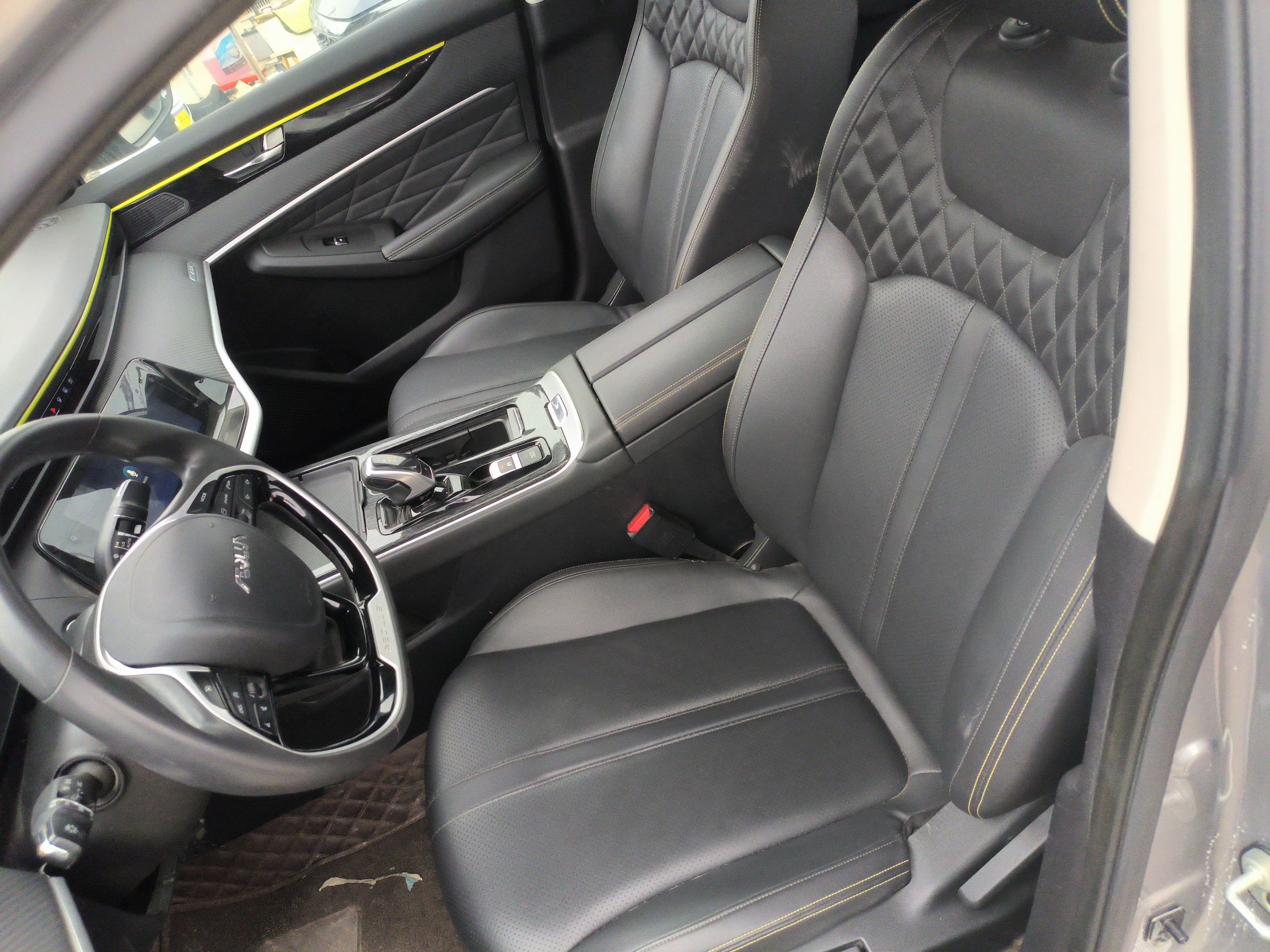 المقاعد الأمامية داخل السيارة