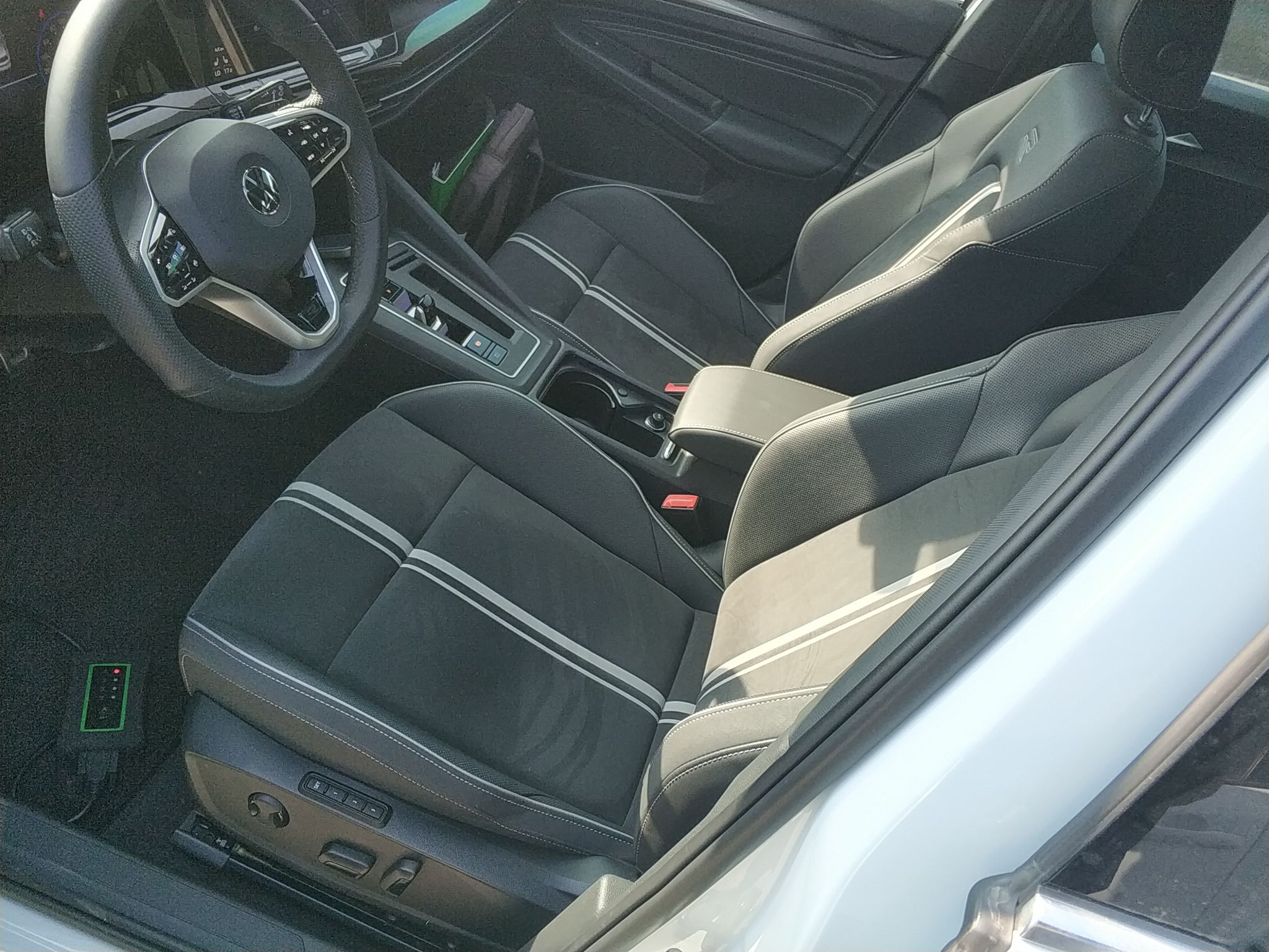 Переднее сиденье в автомобиле