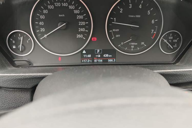 Used BMW 3 Series 2016 320Li Fashion Model Odometer Close Up