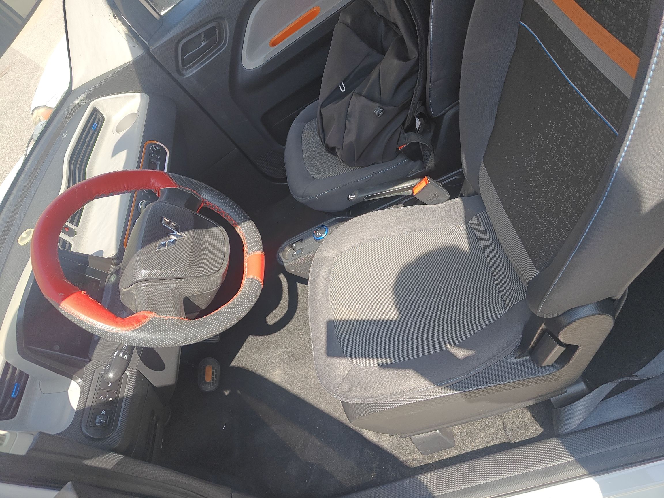 Переднее сиденье в автомобиле