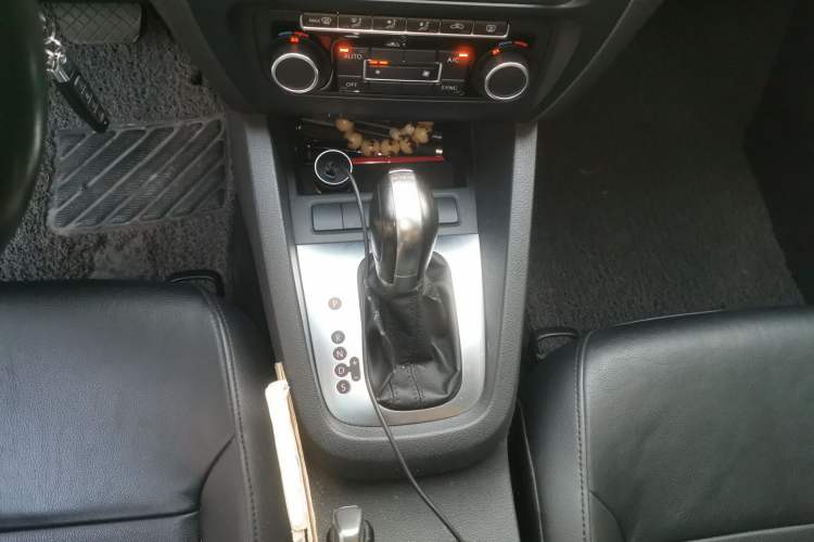 Used Volkswagen Sagitar 2014 Revised Version 1.4TSI Automatic Luxury Edition Gear Lever