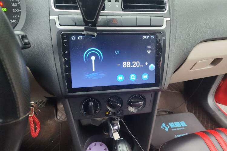 Used Volkswagen Polo 2013 1.6L Automatic Comfort Edition Audio And AC Panel