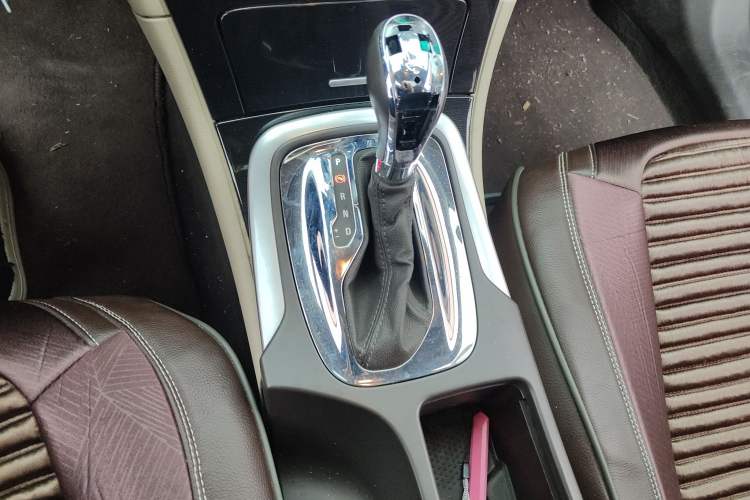 Used Buick Regal 2014 2.0L Leading Fashion Edition Gear Lever
