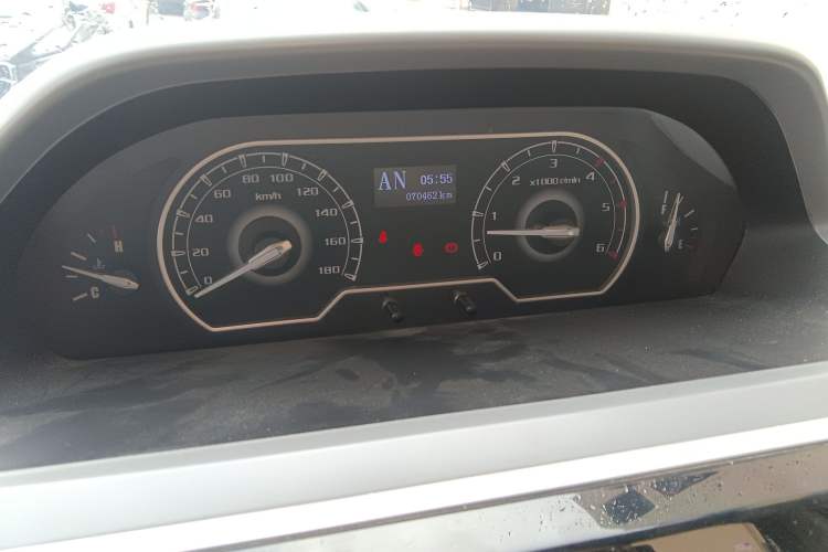 Used SAIC MAXUS Xintu V80 2021 2.0T AMT Classic Aoyuntong Short Wheelbase Mid-Roof 5/6-Seater
