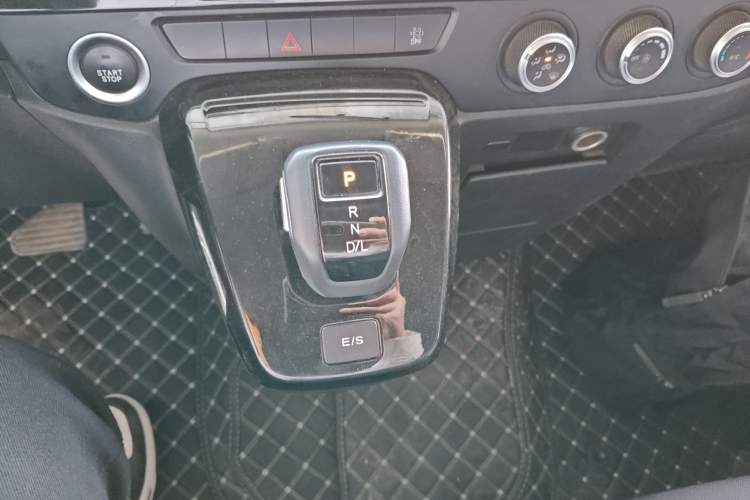 Used JMC Fushun 2023 2.0T Automatic Short-Wheelbase Mid-Top Commercial Multi-Purpose 6-Seater Passenger Vehicle