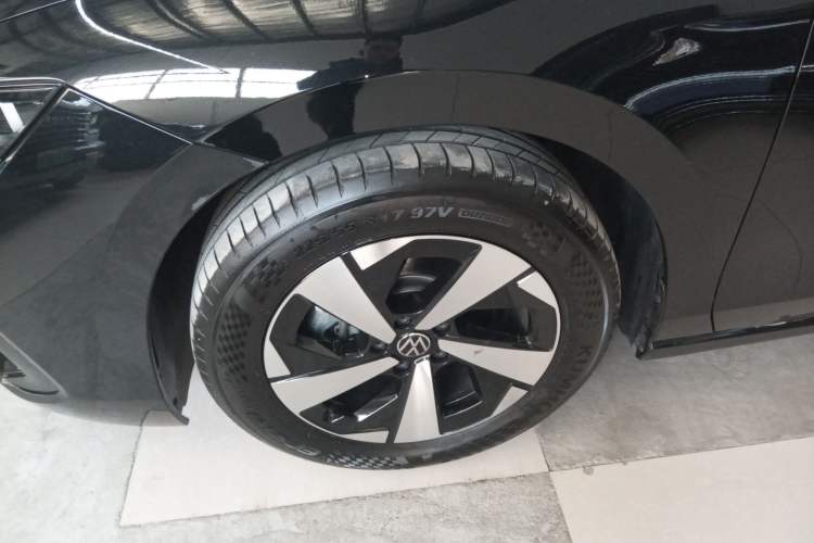 Used Volkswagen Magotan 2024 300TSI DSG Prestige Edition—A Real Eye-Catcher
