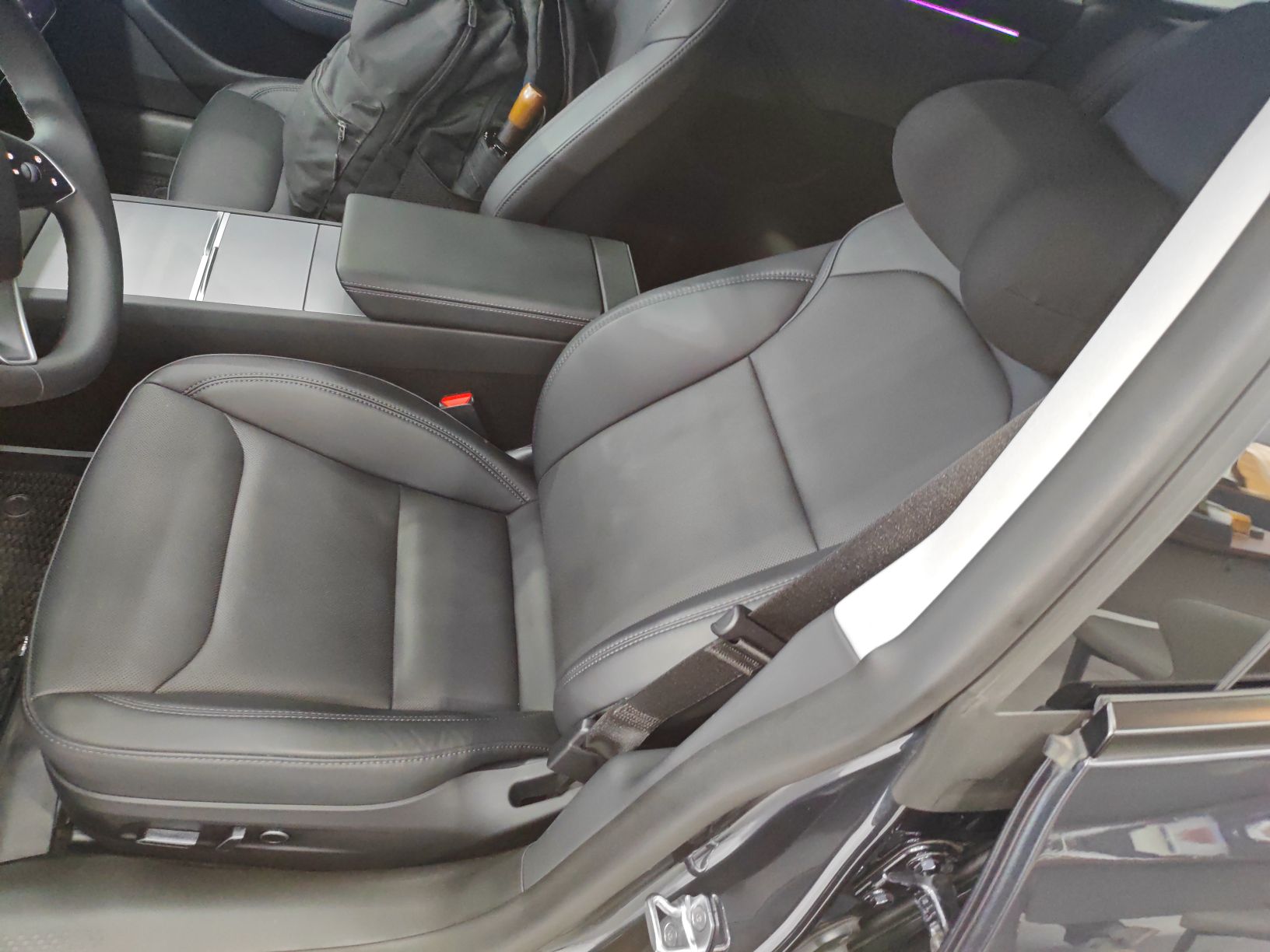 Переднее сиденье в автомобиле