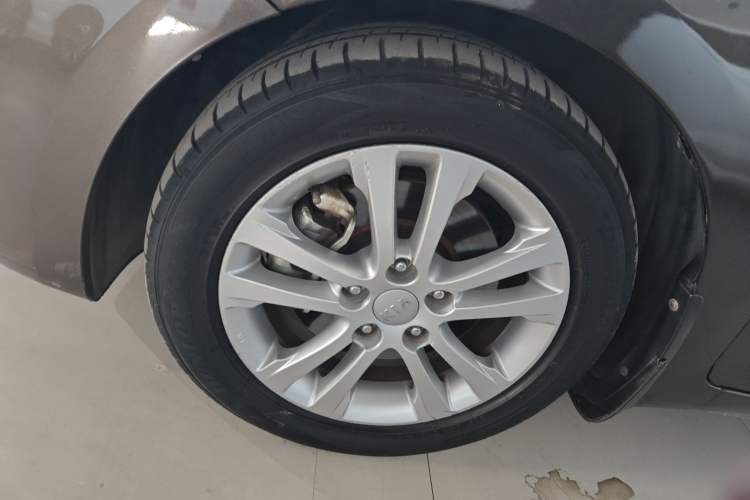 Used Kia Carens 2013 2.0L 7-Seater Automatic Luxury Version China IV Standard