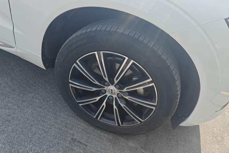 Used Volvo XC60 2018 T5 4x4 Zhiya Luxury Edition Right Front Wheel Hub