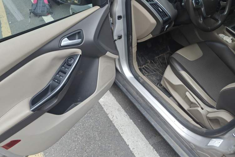 Used Ford Focus 2012 Sedan 1.6L Manual Fashion Edition