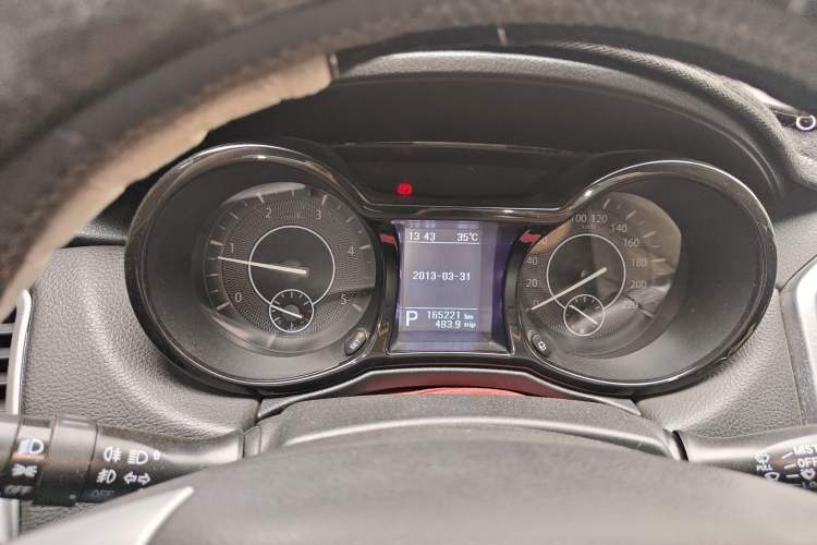 Used JMC Yusheng S350 2013 2.4T Automatic 2WD Diesel Ultra-Luxury 7-Seater Instrument Cluster