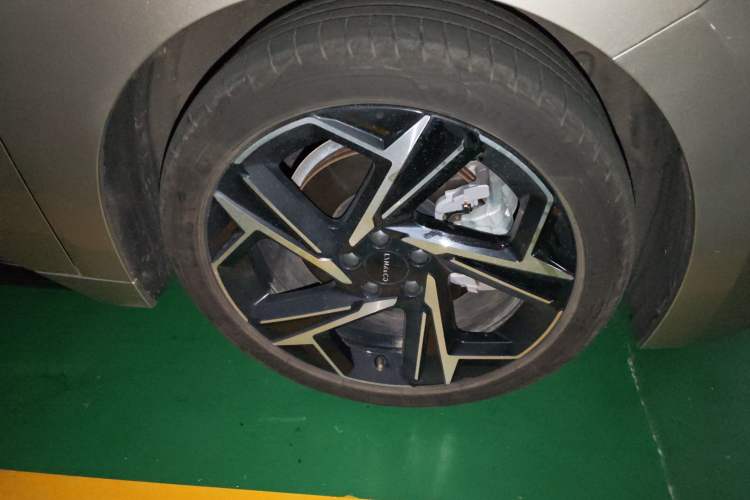 Used Lynk & Co 07 2024 EM-P 126 Long-Range Halo Right Front Wheel Hub