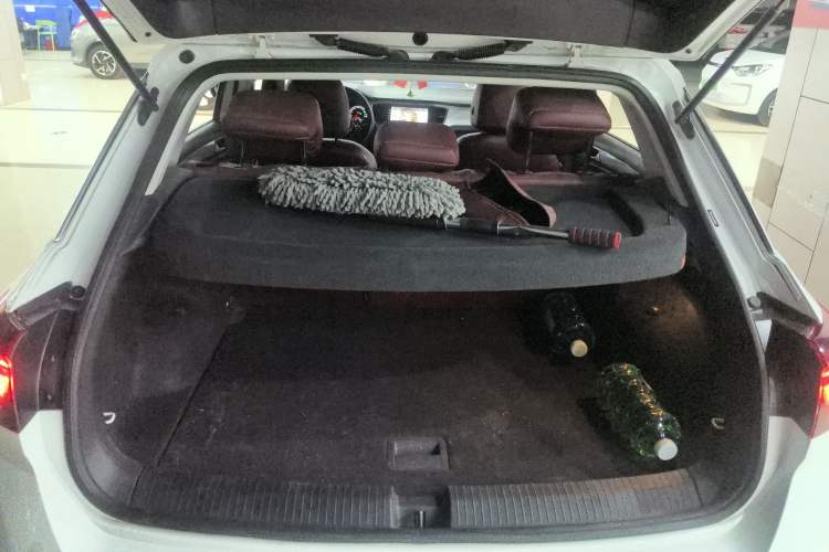 Used Volkswagen T-ROC 2021 280TSI DSG Two-Wheel Drive Elite Connect Edition Trunk