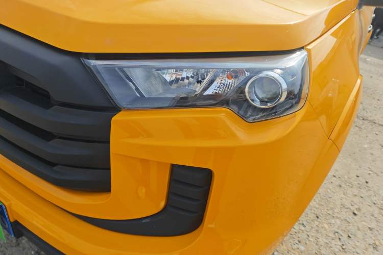 Used JMC Baodian 2023 2.5T Diesel Two-Wheel Drive Comfort Edition Flat-Base Cargo Bed Long Wheelbase JX4D25A6L Left Front Headlight