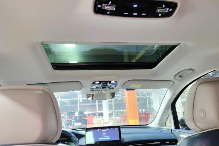 Used Roewe iMAX8 2022 400TGI Celebration Edition
