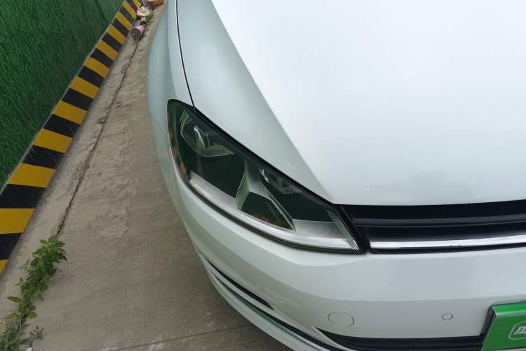 Used Volkswagen Golf 2017 230TSI Automatic Comfort Edition – Celebrating Milestone of One Million Units Right Front Headlight