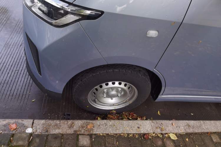 Used Wuling Yangguang 2024 300KM Comfort Version Passenger Van 75kW
