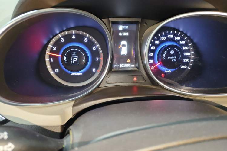 Used Hyundai Santa Fe 2013 2.4L Automatic Two-Wheel Drive Smart Version Odometer Close Up