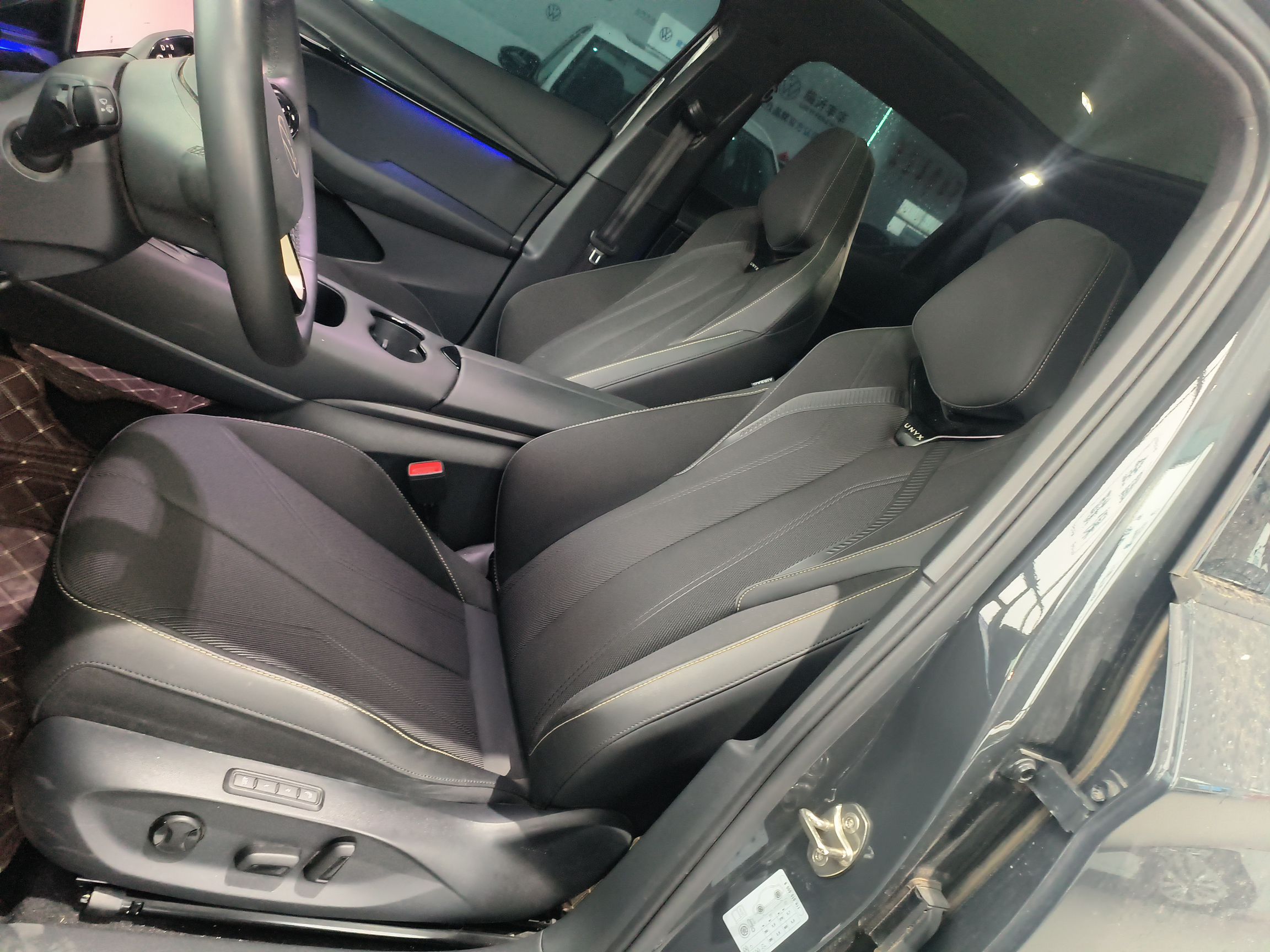 المقاعد الأمامية داخل السيارة