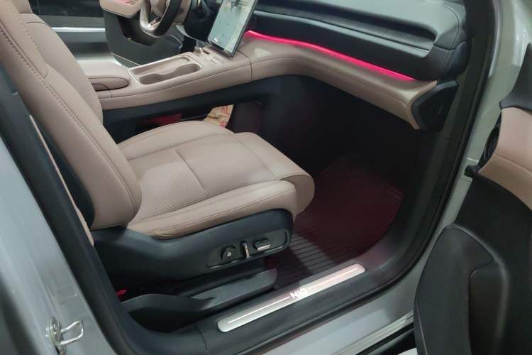 Used Nio ES6 2024 75 kWh Right Front Seat