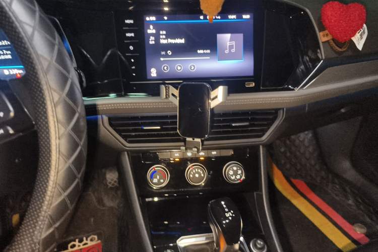 Used Volkswagen Sagitar 2021 280TSI DSG Comfort Connect Edition Audio And AC Panel