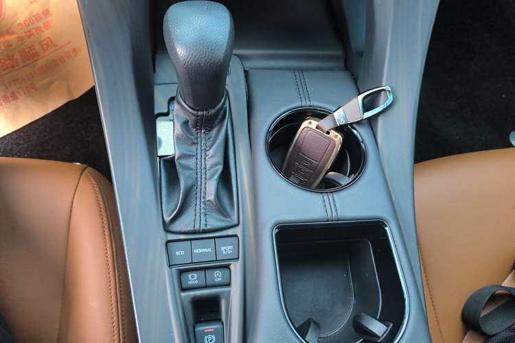 Used Toyota Avalon 2019 2.5L Ambition Version China VI Standard Gear Lever