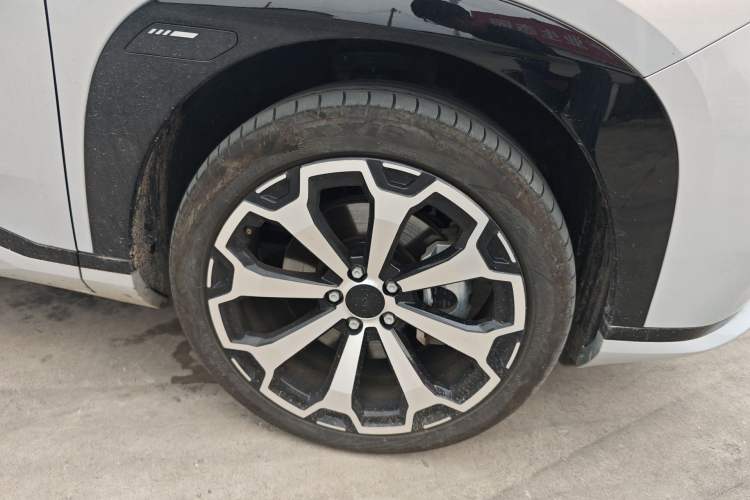 Used AION V 2024 Aion Tyrannosaurus 650 Smart Luxury Edition Right Front Wheel Hub