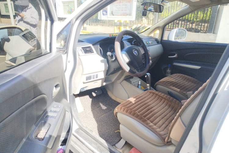 Used Venucia R50 2015 1.6L Automatic Version with Beidou Navigation Driver Seat