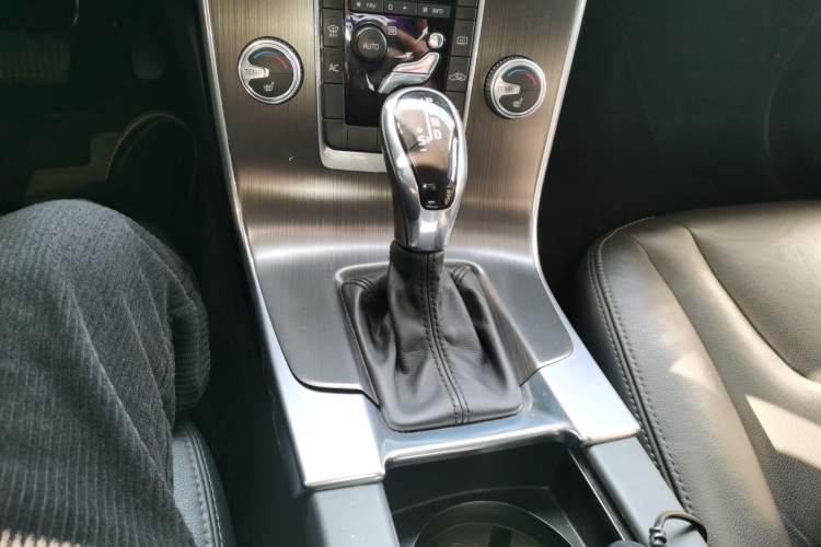 Used Volvo V60 2015 T5 Zhiyi Edition
