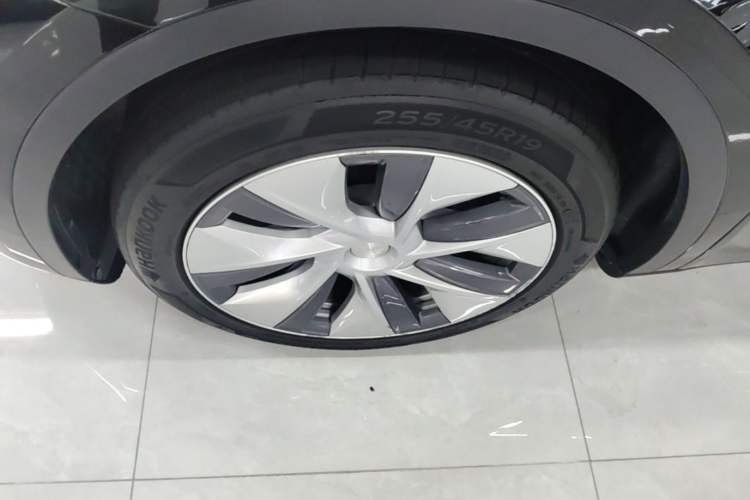 Used Tesla Model Y 2021 Standard Range Rear-Wheel Drive Version Left Front Wheel Hub
