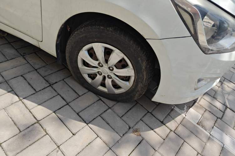 Used Hyundai Verna (older generation) 2014 1.4L Manual Smart GLS Trim Right Front Wheel Hub