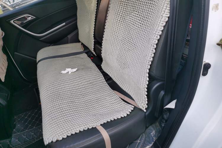 Used JMC Yusheng S350 2016 2.4T Automatic 2WD Diesel Luxury Version with Sunroof 5 Seats Left Rear Seat