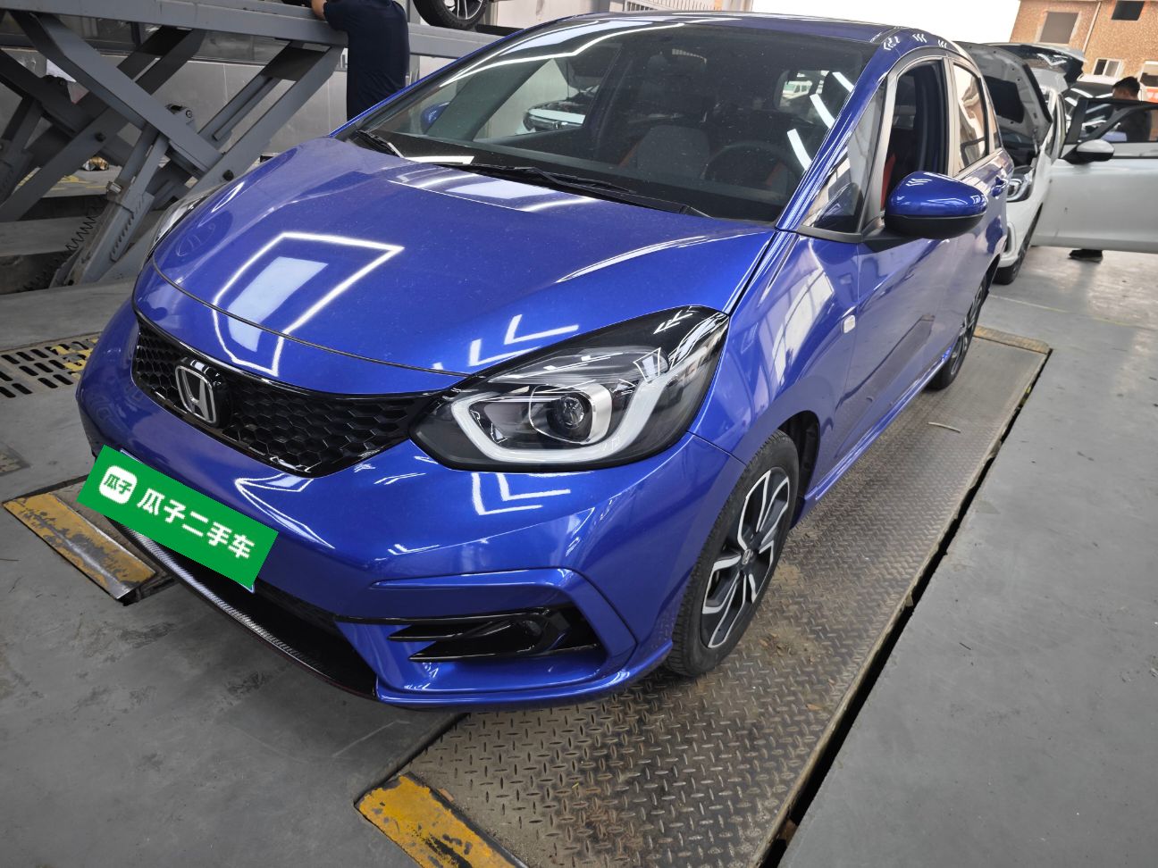 تحت مقدمة السيارة