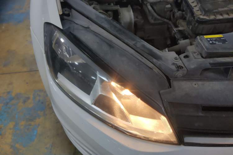 Used Volkswagen Golf 2014 1.6L Automatic Comfort Model Right Front Headlight