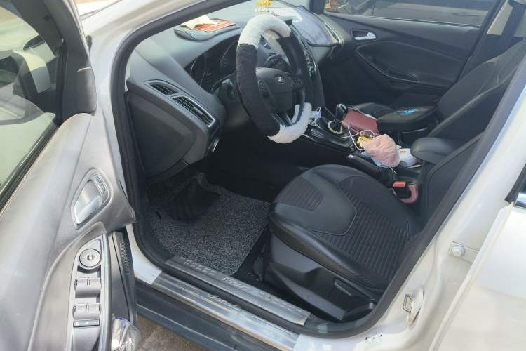 Used Ford Focus 2015 Hatchback EcoBoost 125 Manual – Ultra-Style Edition
