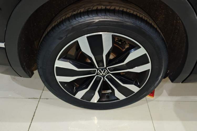 Used Volkswagen Tiguan L 2023 Restyled 330TSI Automatic Two-Wheel Drive R-Line Enhanced Comfort Version Exterior 5