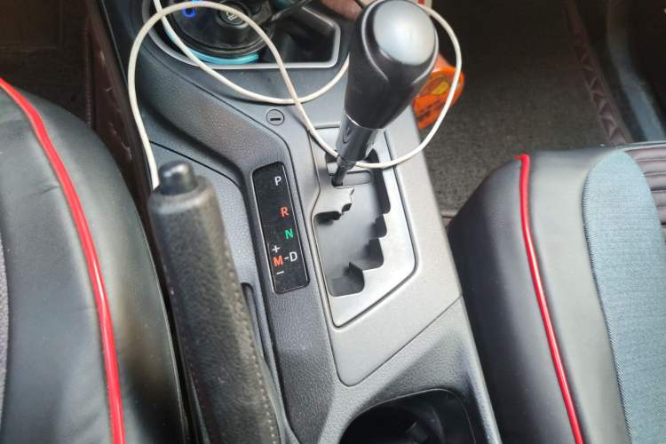 Used Toyota RAV4 2016 2.0L CVT Two-Wheel Drive Fashion Edition China V Standard Gear Lever