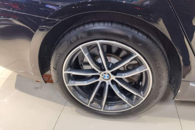 Used BMW 5 Series New Energy 2021 535Le M Sport Package Right Rear Wheel Hub